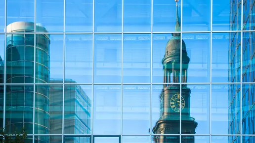 Der Hamburger Michel spiegelt sich in moderner Bürofassade