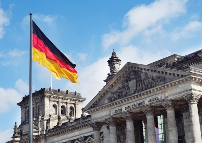 [Translate to English:] Deutsche Flagge vor dem Bundestag