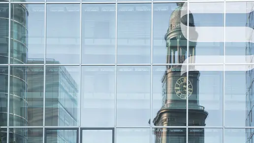 Der Hamburger Michel spiegelt sich in moderner Bürofassade
